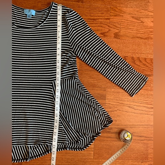 CeCe, Women’s black & white flair too/ long sleeves. Size Lg. - Picture 11 of 11